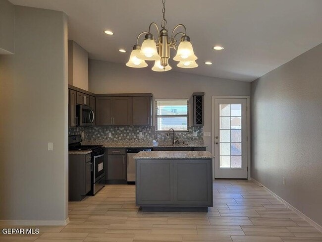 Building Photo - 15017 Dream Ct