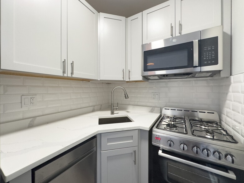 Building Photo - 545 W Belmont Ave