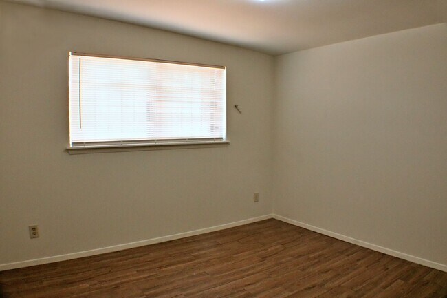Building Photo - 3 Bedroom, 2 Bath , North-East El Paso Great house located across the street from Terrace Hills M...