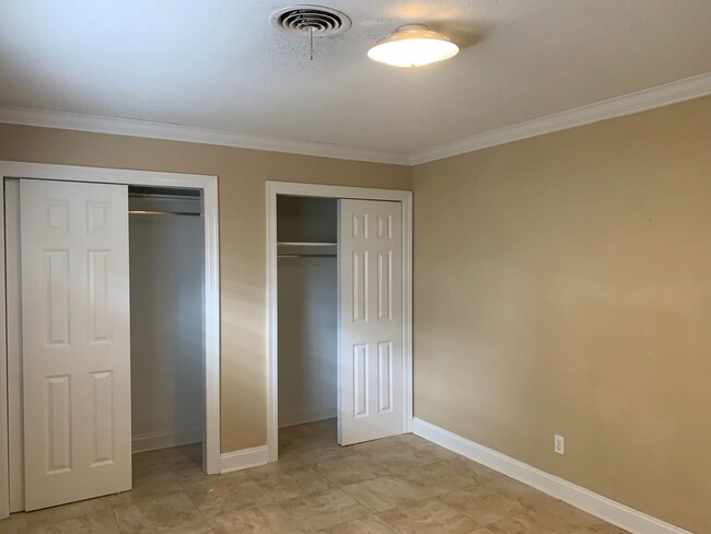 Building Photo - Metairie 3 Bedroom with Spacious Rooms and...