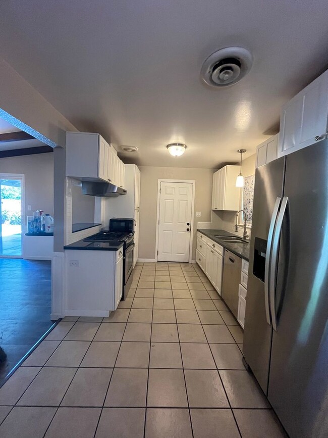 Building Photo - Gorgeous 4bed 2bath home now available in ...