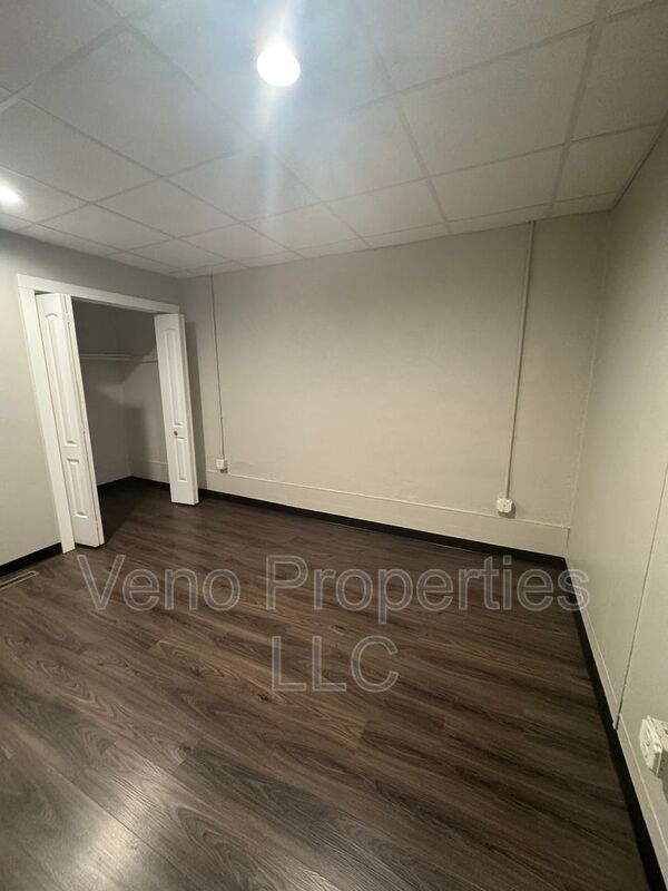 Building Photo - 221 Spring Ave