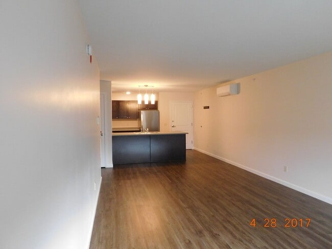 Building Photo - Beautifully Spacious 1 Bedroom Apartment