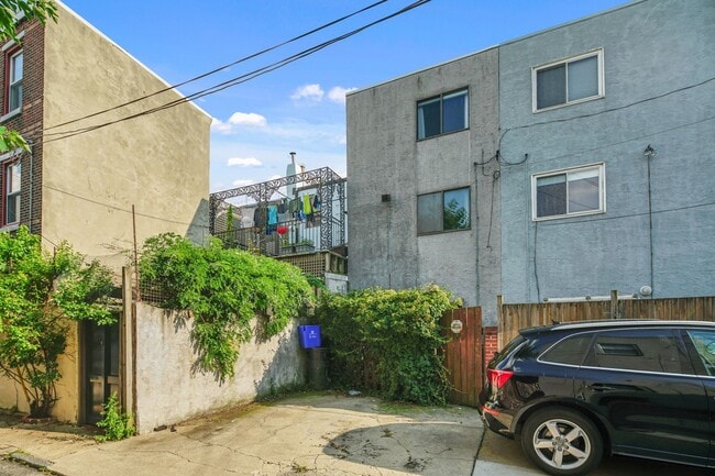 Building Photo - Beautiful Bella Vista Three Bedroom Townhome with Parking
