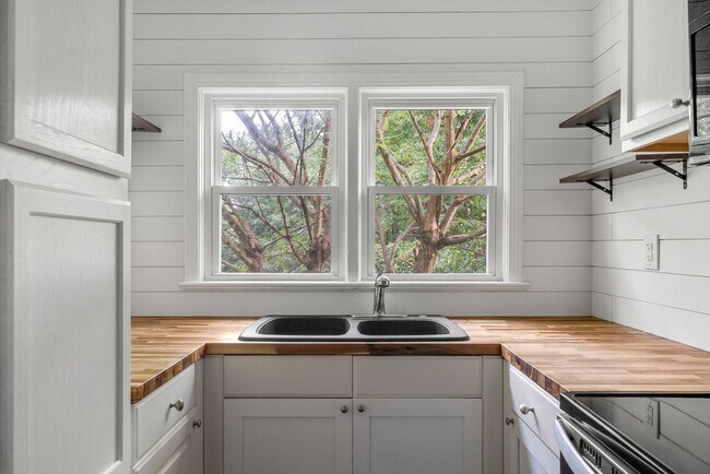 Building Photo - 2 Bedroom Pet Friendly Home For Rent Near ...