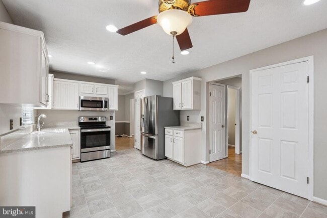 Building Photo - 5413 Tree Line Dr
