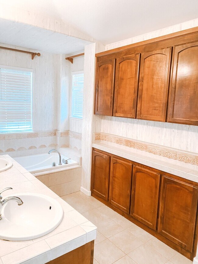 Building Photo - Executive Home in Dublin Available!