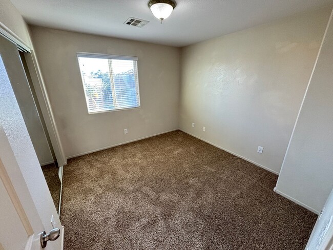 Building Photo - Gorgeous 3bed / 2.5bath home in the Silverstone Ranch community!