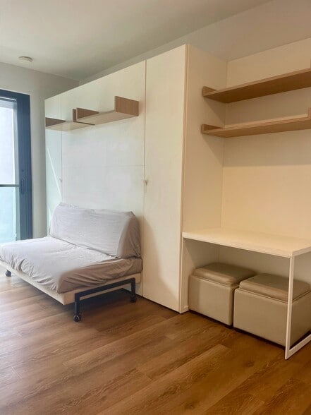 Building Photo - 987 Queen St