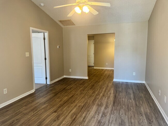 Building Photo - 3236 Ridgewood Pl Dr