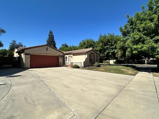 Building Photo - 4441 W Elowin Ave