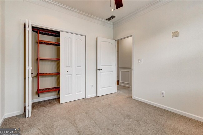 Building Photo - 1033 Pinehurst Dr