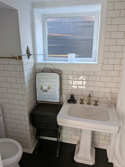 Bathroom 1 - 402 NE 40th St