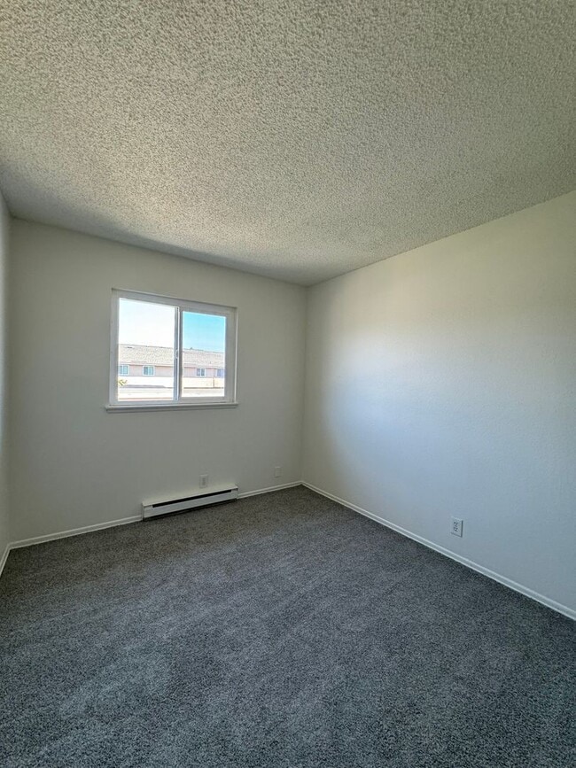 Building Photo - 3 Bed | 1.5 Bath Townhome with Garage in S...