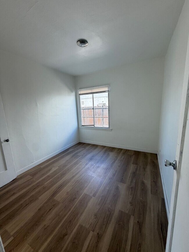 Building Photo - Newly Renovated 1 Bedroom in West Adams