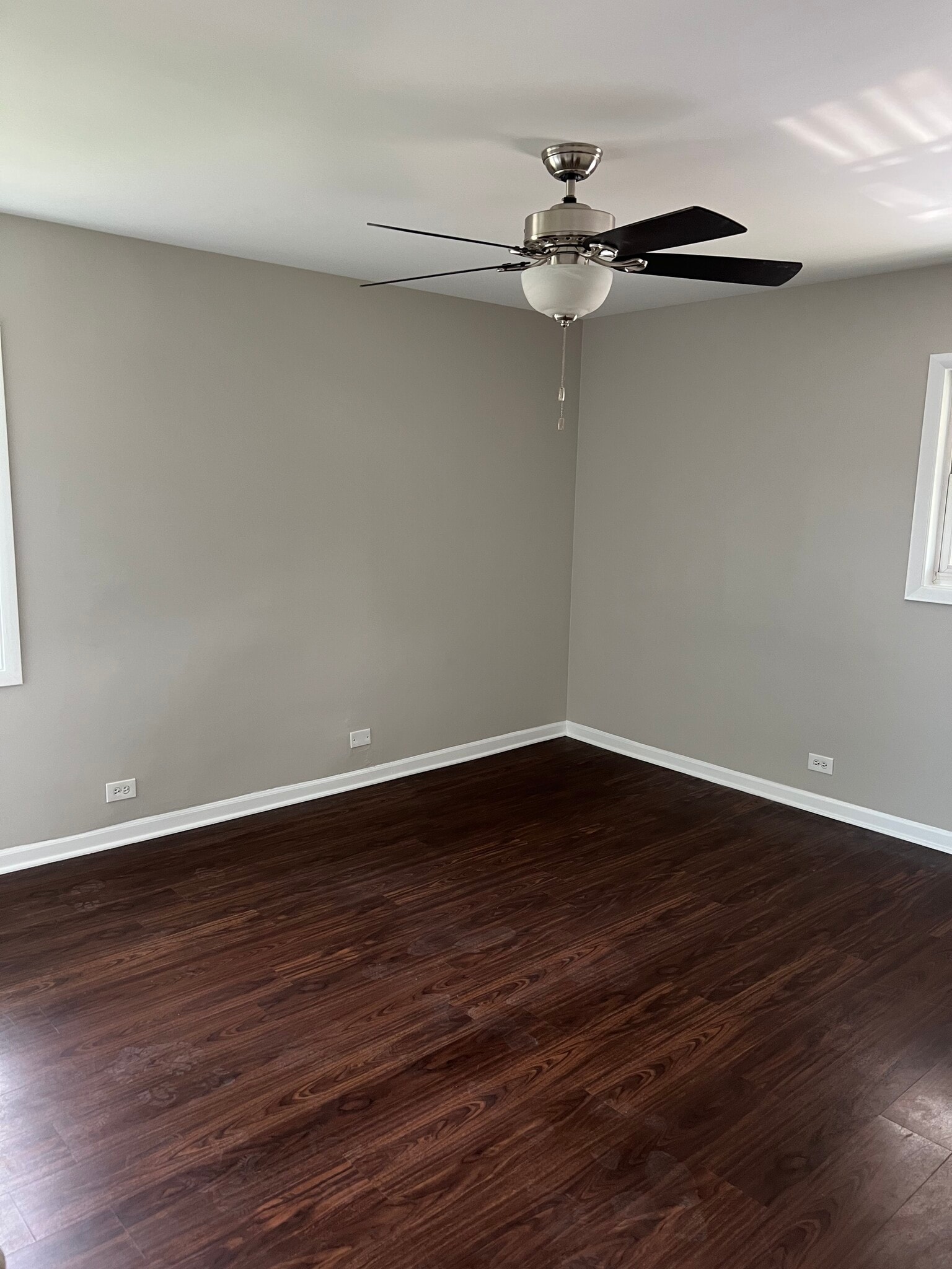 Building Photo - 1050 W Touhy Ave