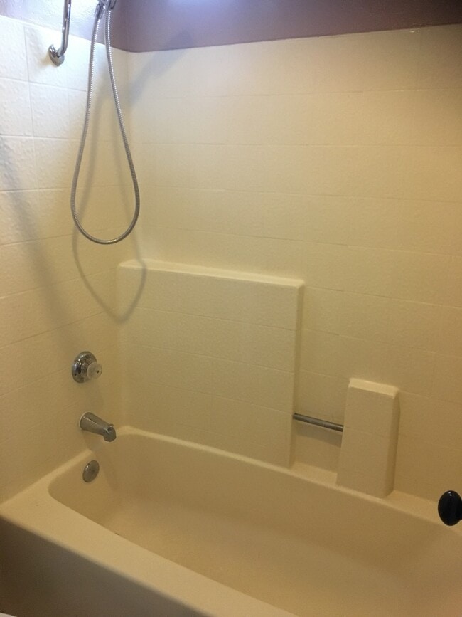 Building Photo - 2 Bed, 2 1/2 Bath Townhome with 1 car garage!