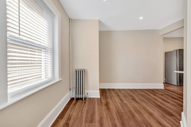 Building Photo - 105 School St