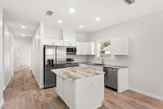 Building Photo - 2566 Oak St