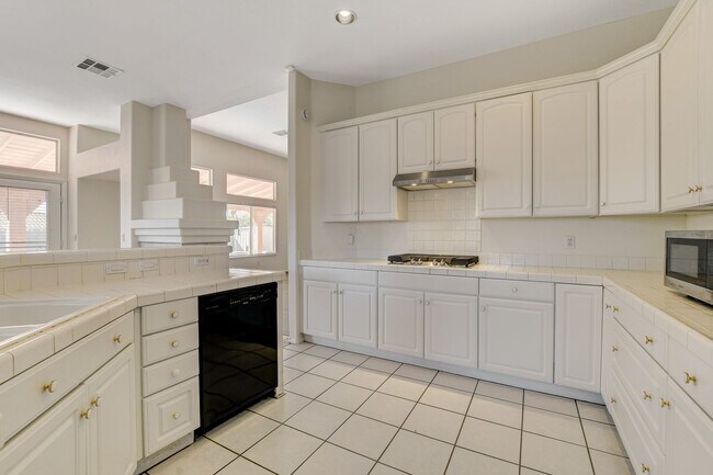 Building Photo - Beautiful Ranch Style Single Story w/Pool & View of the Las Vegas Strip