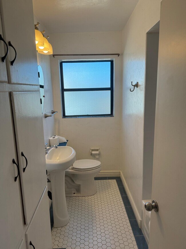 Building Photo - 902 S Fremont Ave