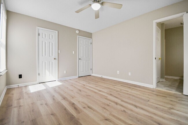 Building Photo - Pet Friendly Three Bedroom!