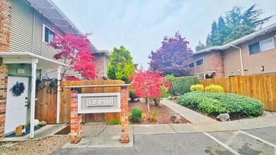 Building Photo - Charming 3-Bedroom 1.5 Bath Apt in Prime Bellevue Location.