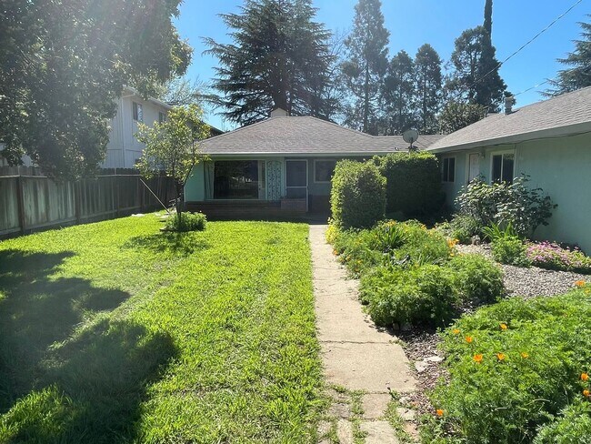 Primary Photo - Available Now! Beautiful 3/1 with Large Fr...