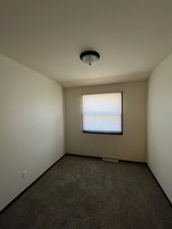 Building Photo - 242