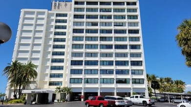 Building Photo - Annual UNfurnished Siesta Key Gulf front 2/2 condo with water views!