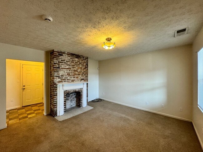 Building Photo - 704 Chinn Ave