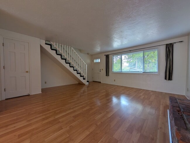 Building Photo - Great 2-Bedroom, 1.5 Bath Duplex in East Eugene!