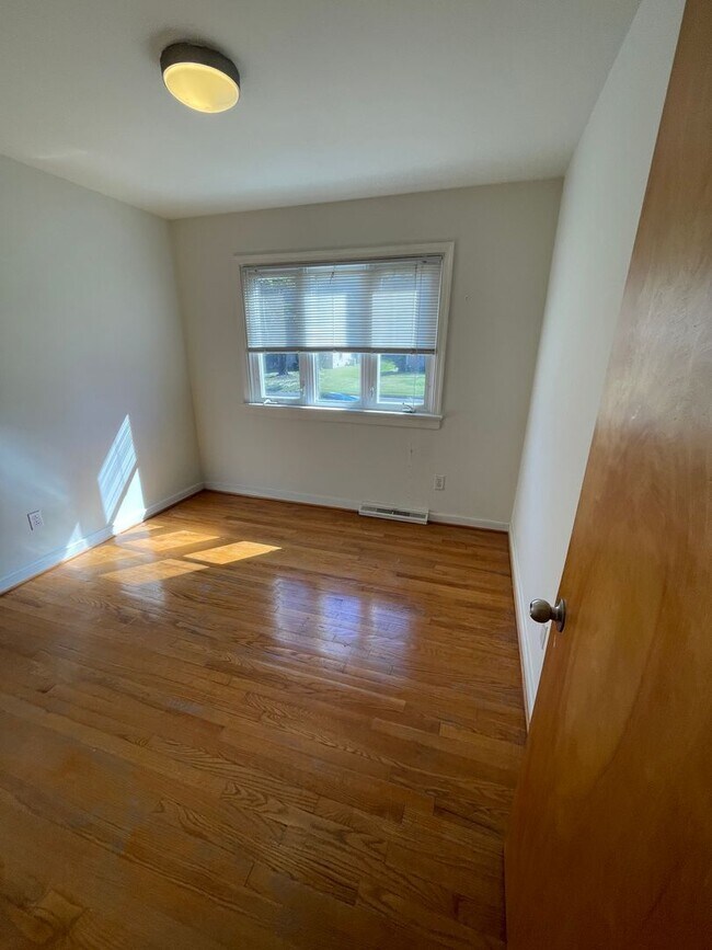 Building Photo - Split Level Home near Willow Lawn