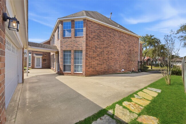 Building Photo - 5910 Willowfield Ct