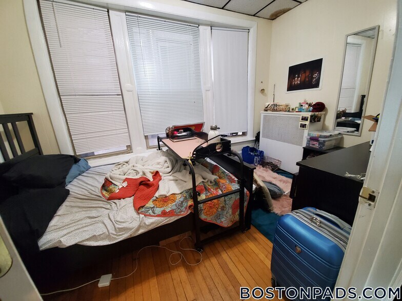 Building Photo - 879 Beacon St