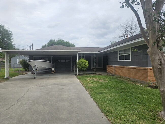 Building Photo - 1518 Lawrence St