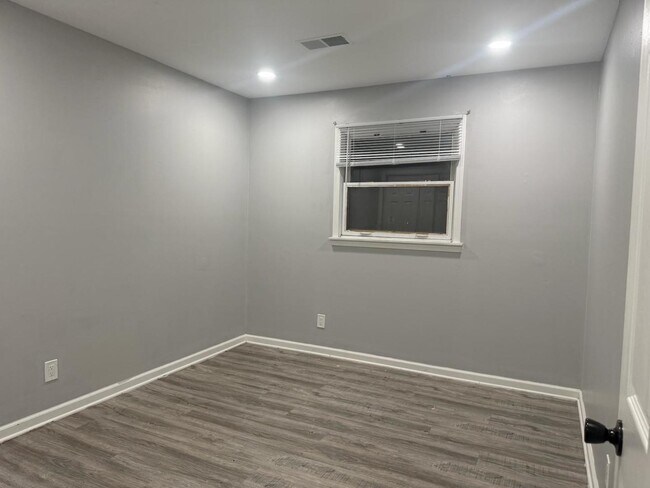 Building Photo - 635 N Elmwood Dr