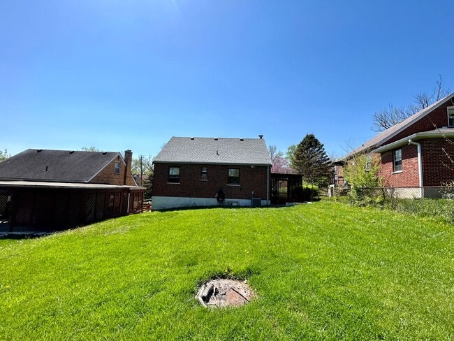 Building Photo - Adorable 3 bedroom 1 bath with garage