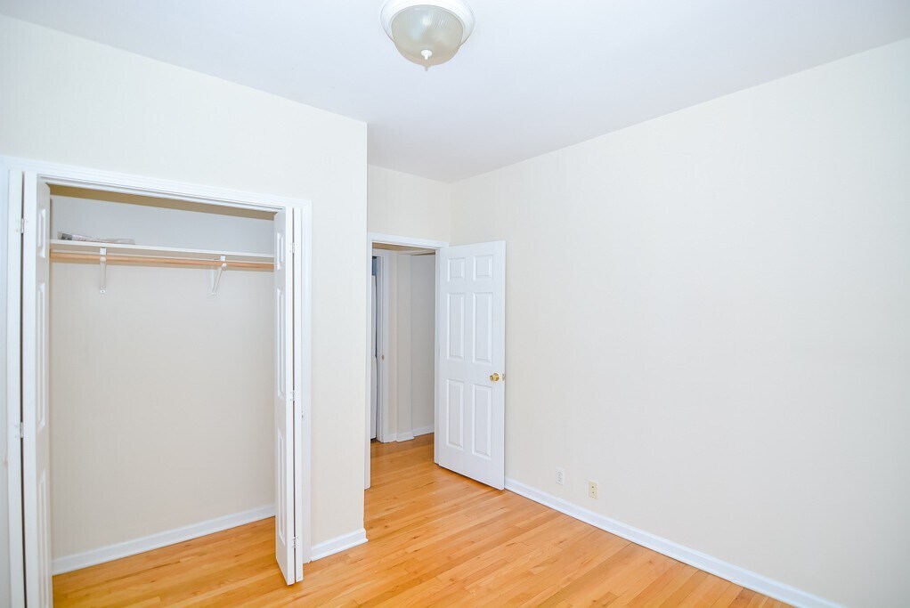 Building Photo - 906 W Addison St