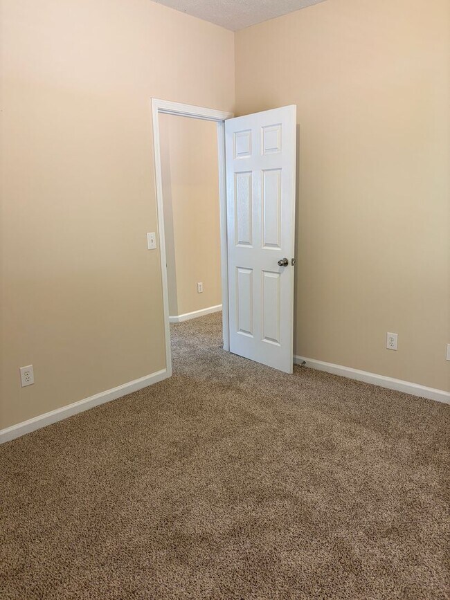 Building Photo - Large Home in Established Neighborhood
