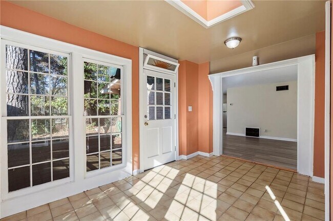 Building Photo - 2451 Warwick Cir NE