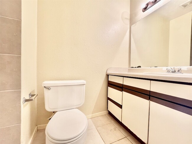 Building Photo - 800 W Collins St