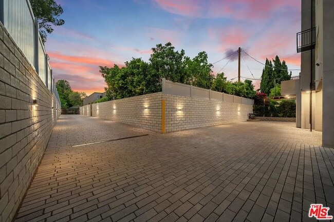 Building Photo - 4637 Laurel Canyon Blvd