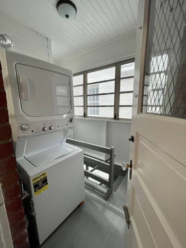 Building Photo - 711 E 46th St