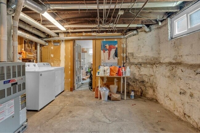 Building Photo - 5-6 Hollis Park