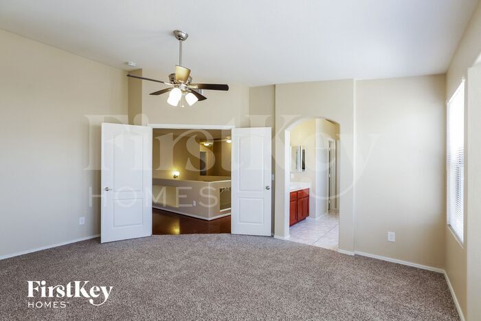 Building Photo - 912 E Baylor Ln