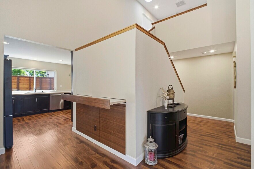 Building Photo - 6001 Castlebrook Dr