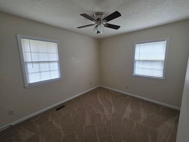 Building Photo - 4 Bedroom, 1.5 bath, 1 car garage, fenced in yard, under 25 dog may be permitted