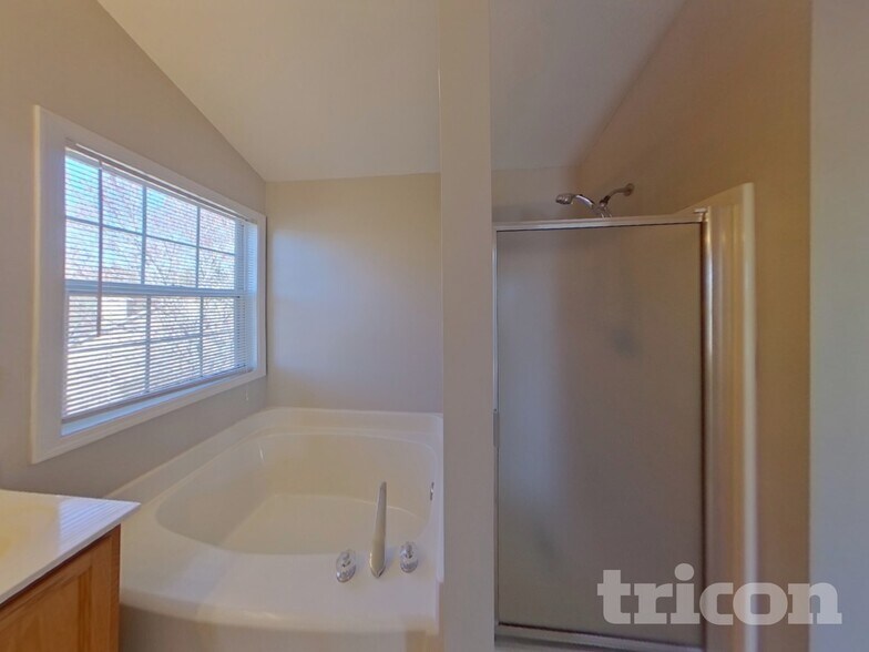 Building Photo - 7955 Streamside Ln