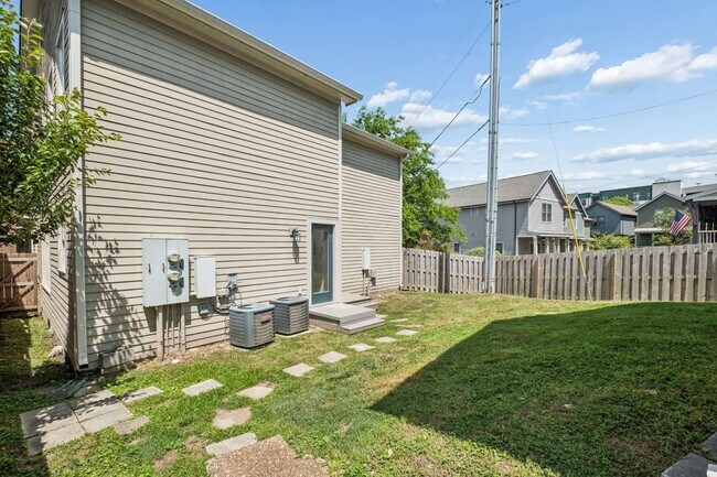 Building Photo - 415 Van Buren St